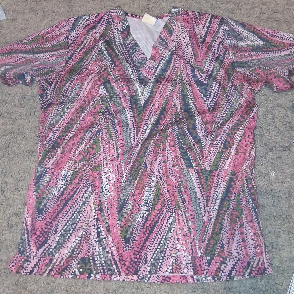 BARCO Uniforms scrub top multi color size medium pre-owned